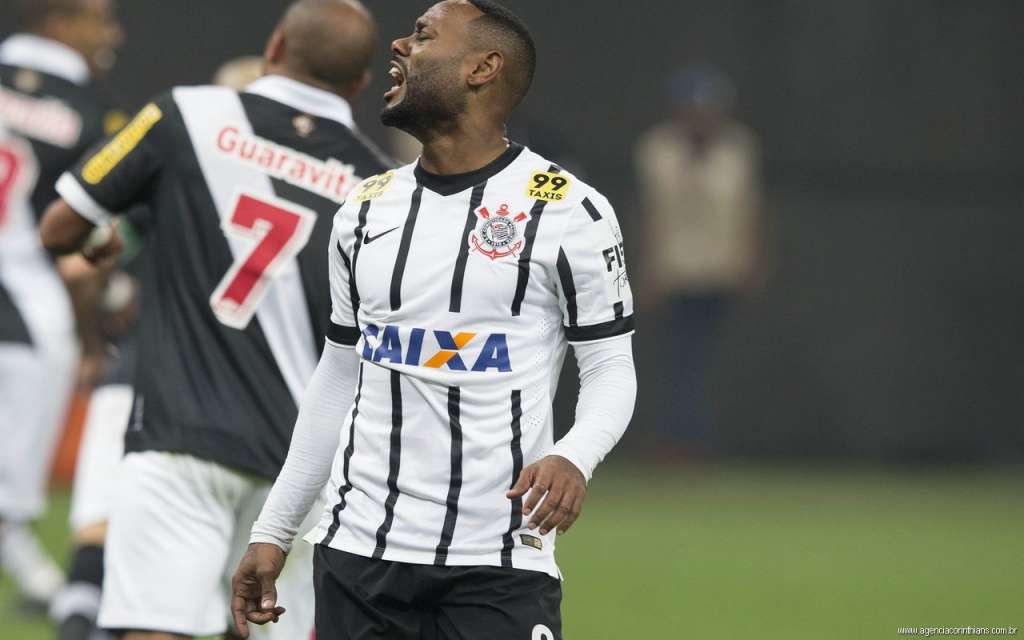 Vagner Love está a seis jogos sem marcar e pode perder vaga para Luciano