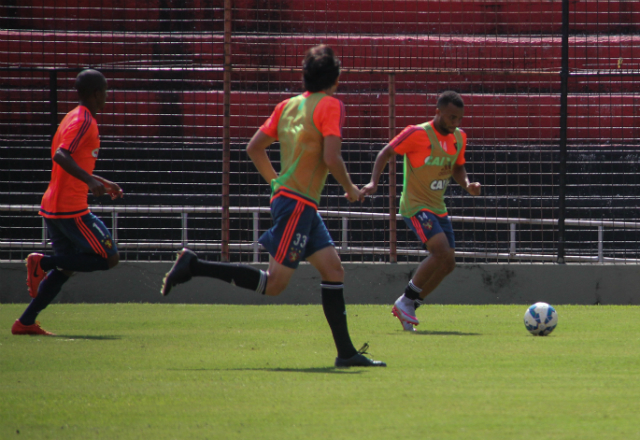 Elenco do Sport treinou nesta sexta-feira antes de embarcar para Curitiba