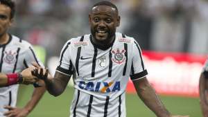 Tite deixa Vagner Love no banco e confirma Luciano no clássico de domingo