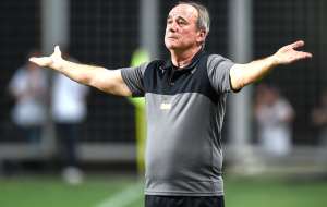 Lateral sofre entorse e vira dúvida no Atlético-MG para duelo contra o Goiás
