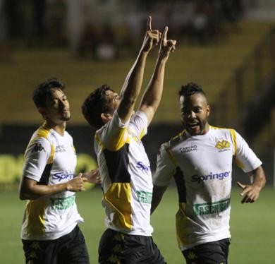 Natan festeja um dos gols do Criciúma. Foto: Fernando Ribeiro