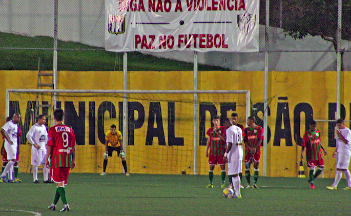 No gramado sintético, o São Bernardo se deu melhor do que a Portuguesa Santista