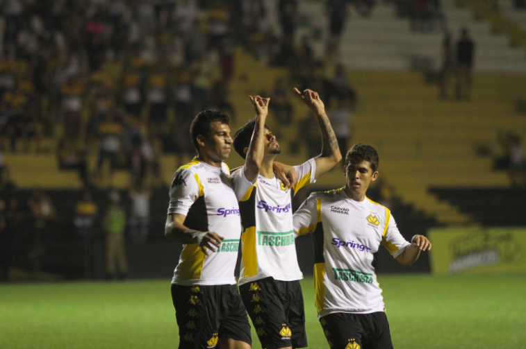 O atacante Lucca (foto) comemora gol de abertura do placar na vitória do Criciuma sobre o Oeste. - Foto: criciumaec.com.br