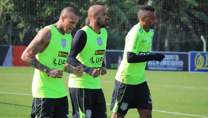 França, Thiago Heleno e Elias aguardam avaliação médica para enfrentar a Chapecoense