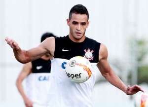 Renato Augusto treina e está confirmado para clássico contra São Paulo no Morumbi
