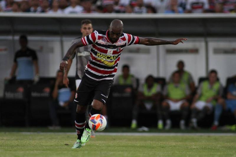 O atacante Grafite (foto) não decepcionou os mais de 45 mil torcedores que compareceram ao Arruda e fez o gol da partida que garantiram a vitória do Santa. - Foto: Santa Cruz PE Oficial