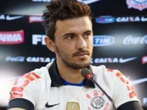 Lateral do Corinthians admite toque na mão, mas não sabe se fez pênalti no Morumbi