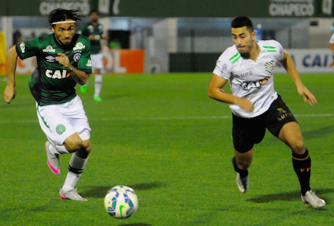 Apodi cruzou para primeiro gol da Chapecoense, que cedeu empate nos minutos finais Apodi cruzou para primeiro gol da Chapecoense, que cedeu empate nos minutos finais