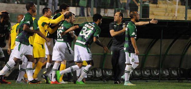 Chapecoense festeja os gols, mas sofreu apagão no final e Figueirense empatou