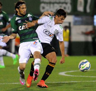 Dudu travou belo duelo com Apodi e marcou o primeiro gol da reação do Figueirense Dudu travou belo duelo com Apodi e marcou o primeiro gol da reação do Figueirense