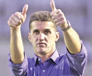Vágner Mancini no caminho para devolver o Vitória à elite
