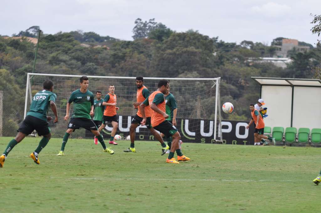 Mancini, Marcelo Toscano e Thiago Santos voltaram a treinar e devem enfrentar o Ceará na terça-feira - Carlos Cruz/Divulgação/América FC