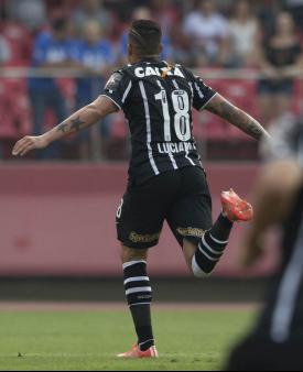 Luciano, camisa 18, saiu para o abraço no Morumbi