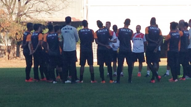 Mancini quebra a cabeça para escalar o time do Vitória na rodada