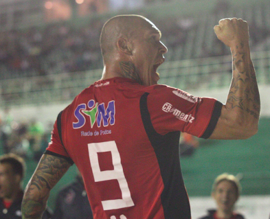 Leandrão fez mais um gol pelo líder Brasil, em Pelotas (RS)