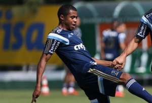 Após ser atacante e volante, lateral Taylor festeja chance no Palmeiras