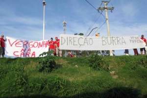 Torcedores tentam invadir treino do Internacional