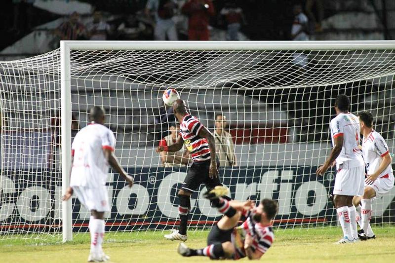 Com gols de Grafite e do artilheiro Anderson Aquino, o Santa virou para cima do Mogi Mirim e encostou na briga pelo acesso. - Foto: Antonio Melcop / Santa Cruz PE