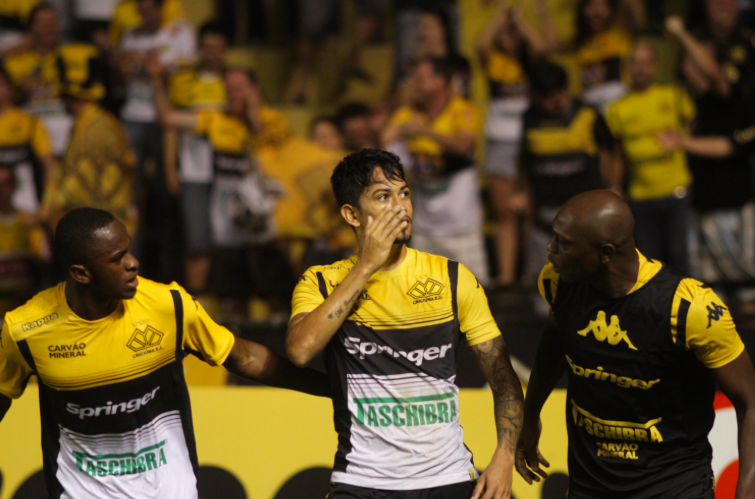 Criciúma conta com a sorte e vence Paysandu