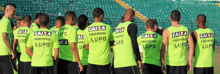 Todos jogadores do Figueirense prestam atenção nas palavras do técnico Argel Fucks