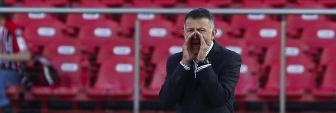 Osorio grita muito com seus jogadores, além de fazer suas anotações no caderninho à beira do campo