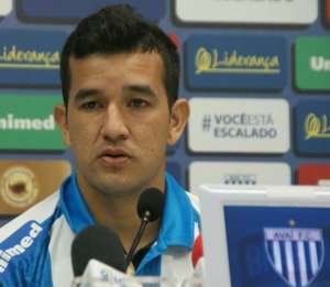 Desfalques no Avaí dão oportunidade para Camacho estrear contra a Ponte