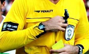Árbitros protestam durante jogos desta quarta no Brasileirão