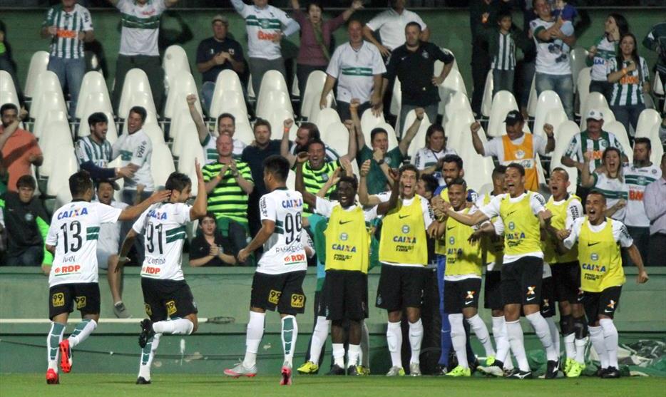 Henrique brilha e Coritiba derrota o Palmeiras