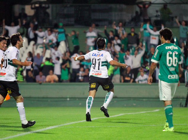 O atacante Henrique Almeida foi destaque da partida fazendo os 2 gols da equipe do Coxa. - Foto: Coritiba Oficial