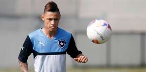 Após 1º gol pelo Botafogo, Neilton admite ainda estar sem condição física ideal