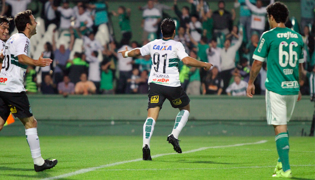 Coritiba não respeitou o Palmeiras e saiu da lanterna do Brasileirão