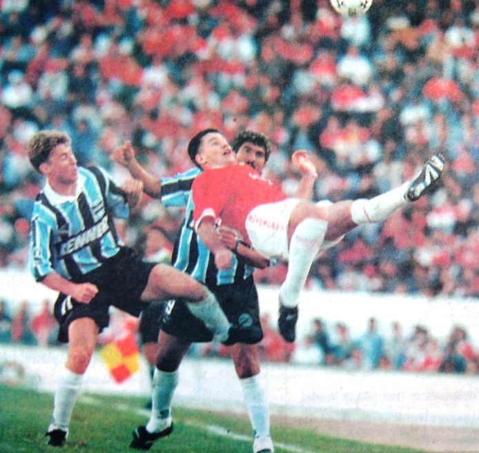 Argel disputa lance em Gre-Nal quando era zagueiro