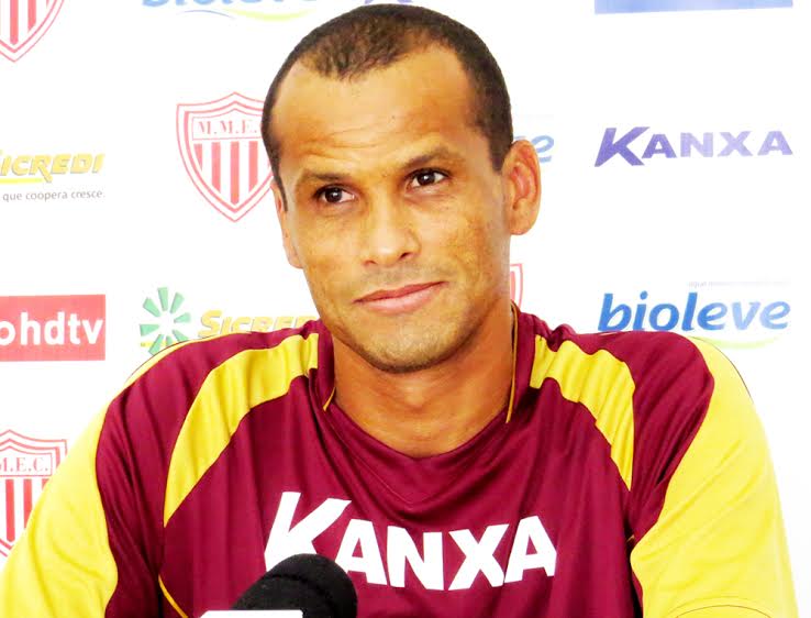 Com dores no joelho, aos 43 anos, Rivaldo decide para de jogar.