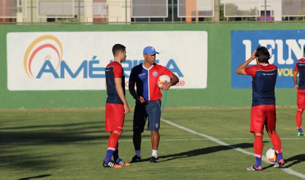 Sergio Soares conversa com jogadores do Bahia antes da partida