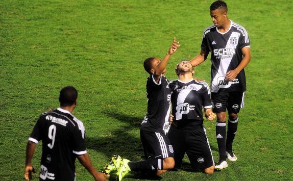 Jogadores da Ponte Preta comemoram muito os gols na vitória por 2 a 0 em cima do Avaí