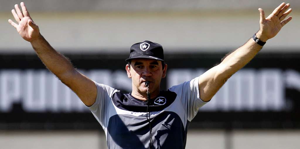 Ricardo Gomes confirmou o time titular mesmo depois de fechar parte do treinamento