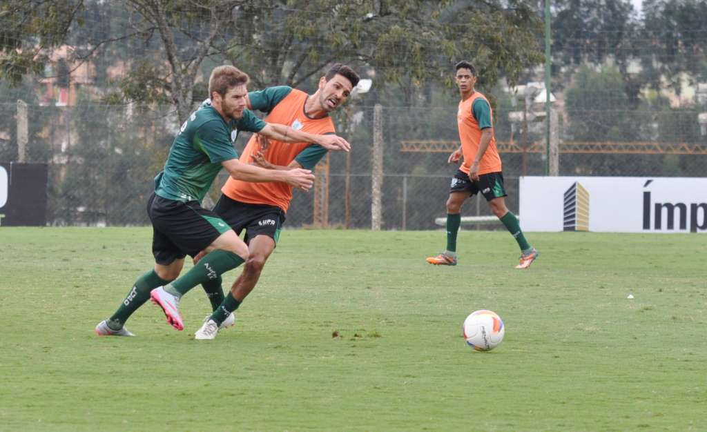 Jogadores do América-MG treinam antes do confronto direto contra o Botafogo