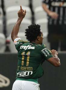 Marcelo Oliveira confirma Zé Roberto na lateral do Palmeiras