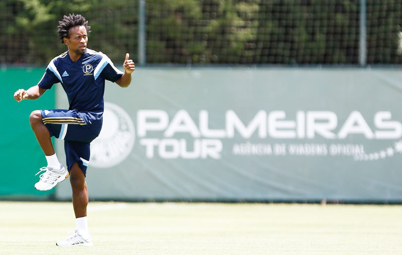 Zé Roberto foi confirmado na lateral-esquerda para enfrentar o Flamengo
