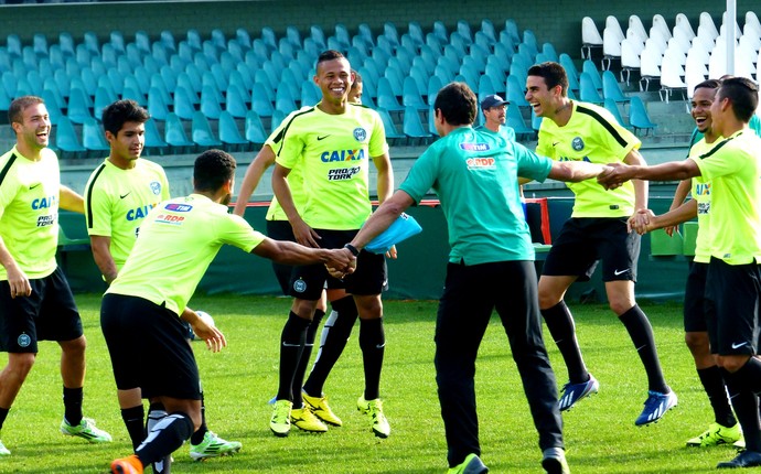 Ney Franco comandou treinou descontraído nesta sexta
