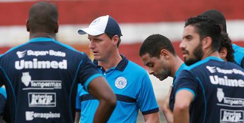 Drey comemora número de opções para meio-campo e ataque no São Bento