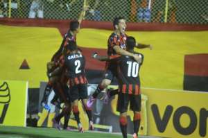 SÉRIE B: Vitória dorme na liderança, Bahia vacila ao empatar e Paraná fica aliviado ao vencer o Sampaio