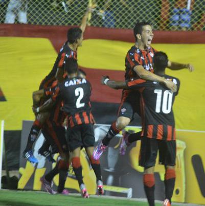 Vitória festeja vitória sobre Santa Cruz e liderança no Barradão
