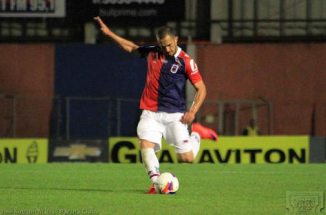 O meia Rafael Costa (foto) caprichou e marcou golaço de falta na vitória do Paraná Clube sobre o Sampaio Correa. - Foto: Parana Club Oficial