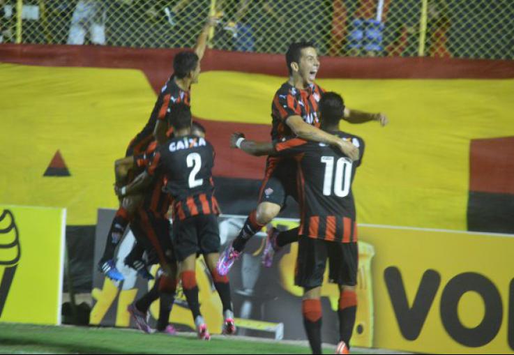 Com gols de Escudero e Elton, o Vitória venceu o Santa Cruz por 2 a 1 e garantiu o título simbólico do primeiro turno da Série B. - Foto: EC Vitoria Oficial