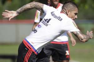 Cristóvão fecha treino e só libera atividade de bola parada no Flamengo