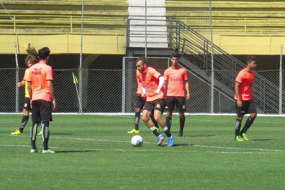 Lateral Eduardo (foto) no treinamento deste sábado. - Foto: Guina Moreira