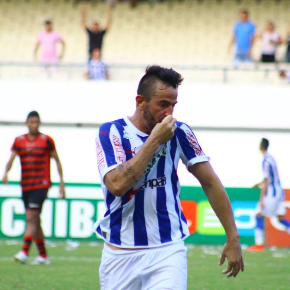 Leandro Cearense marcou dois gols de cabeça para o Paysandu