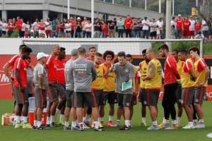 Argel esboça Inter com três volantes e Vitinho no ataque