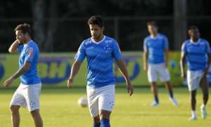 Exame não aponta lesão, mas Léo desfalcará Cruzeiro contra o Inter